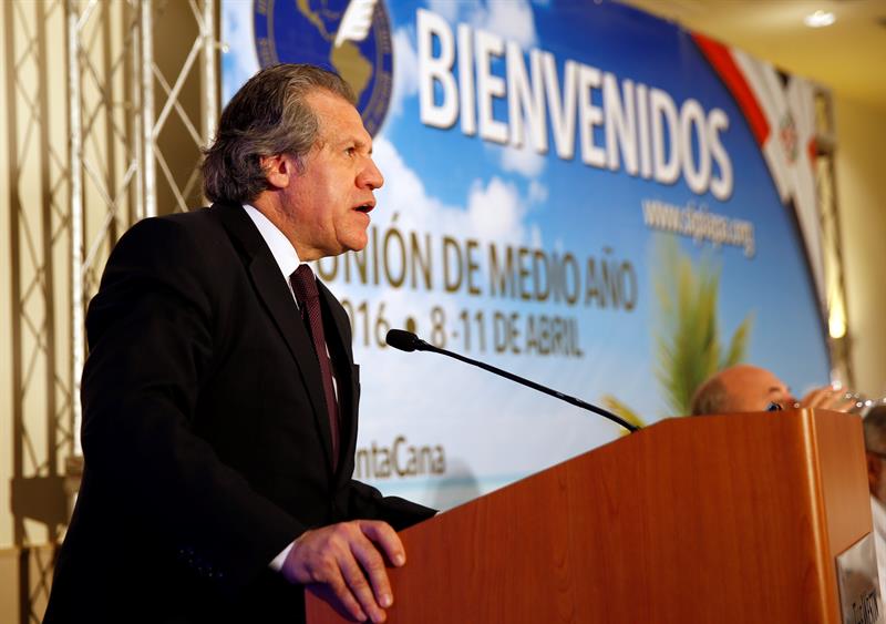 El secretario general de la Organización de Estados Americanos (OEA), Luis Almagro, pronuncia un discurso durante la inauguración oficial de la asamblea de medio año de la Sociedad Interamericana de Prensa (SIP) este domingo en Punta Cana (República Dominicana). EFE/Orlando Barría