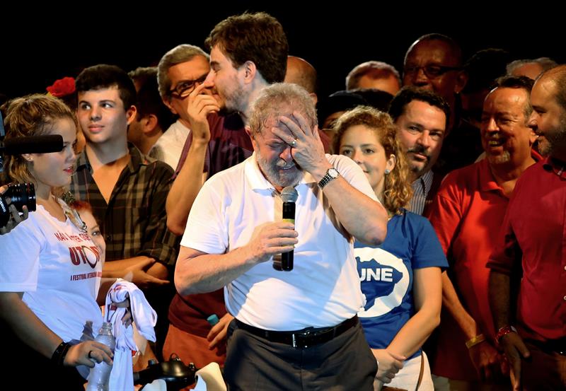 El expresidente Luiz Inácio Lula da Silva (c) participa este lunes en una manifestación en contra de la destitución de la presidenta de Brasil, Dilma Rousseff, en el centro de Río de Janeiro. EFE