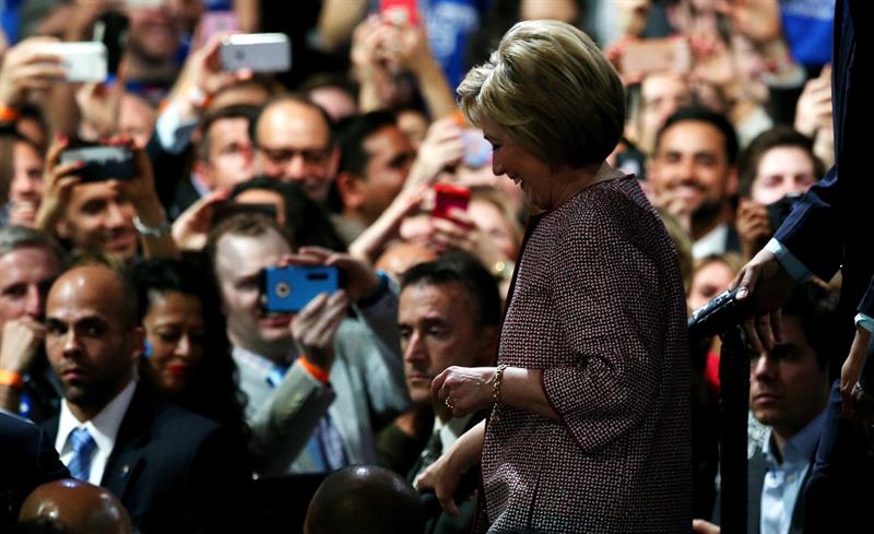 La precandidata presidencial demócrata Hillary Clinton deja el escenario tras pronunciar un discurso durante la celebración por su victoria en las primarias de Nueva York. EFE
