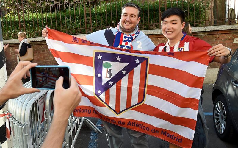 Aficionados de Atlético de Madrid invaden Milán, se preparan para la gran final del 28 de mayo. EFE