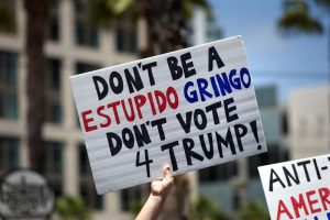 Activistas se manifiestan contra el virtual candidato presidencial republicano, Donald Trump, afuera del Centro de Convenciones de San Diego, California. EFE/David Maung.