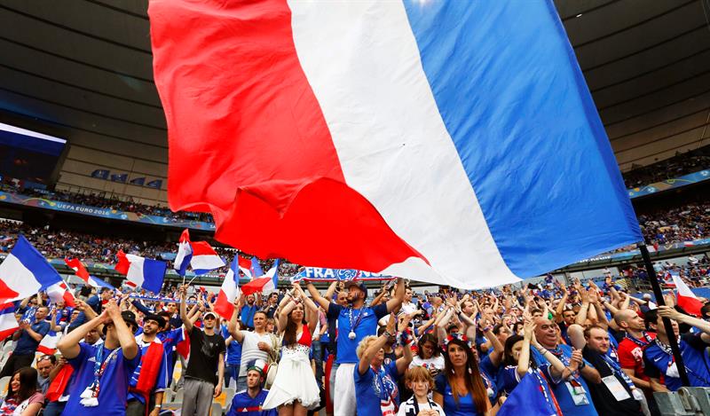 Aficionados franceses animan antes del partido inaugural entre Francia y Rumanía. FOTO: EFE
