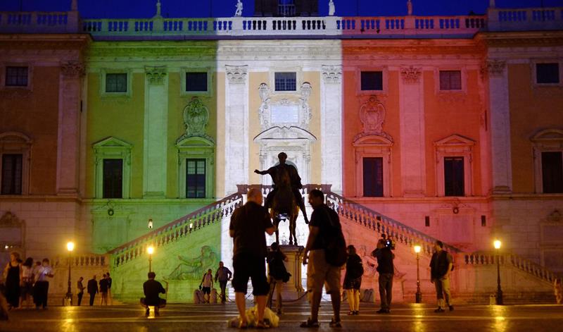 La fachada del Capitolio de Roma se ilumina con los colores de la bandera italiana como un tributo a las víctimas italianas en el ataque terrorista. EFE / EPA / Luciano del Castillo