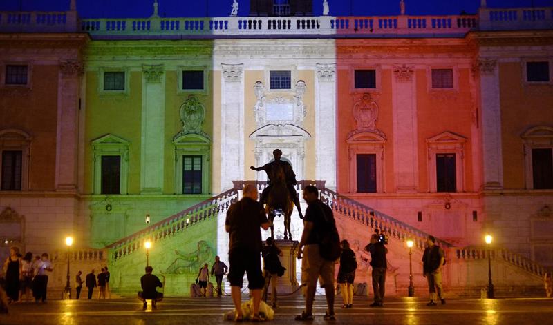 La fachada del Capitolio de Roma se ilumina con los colores de la bandera italiana como un tributo a las víctimas italianas en el ataque terrorista. EFE / EPA / Luciano del Castillo