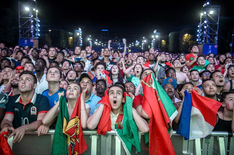 Aficionados portugueses y franceses reaccionan cuando ven la final de la UEFA EURO 2016 en París. Foto:EFE