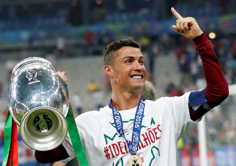 Cristiano Ronaldo de Portugal celebra su victoria en la Eurocopa 2016. Foto: EFE