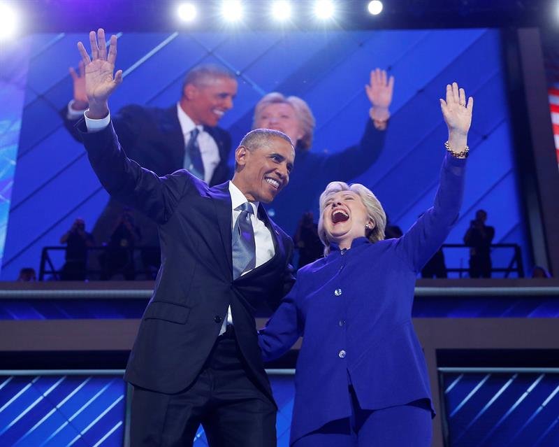 El presidente de Estados Unidos, Barack Obama, junto a la candidata a la presidencia por el Partido Demócrata, Hillary Clinton, en Filadelfia. EFE/JUSTIN LANE.