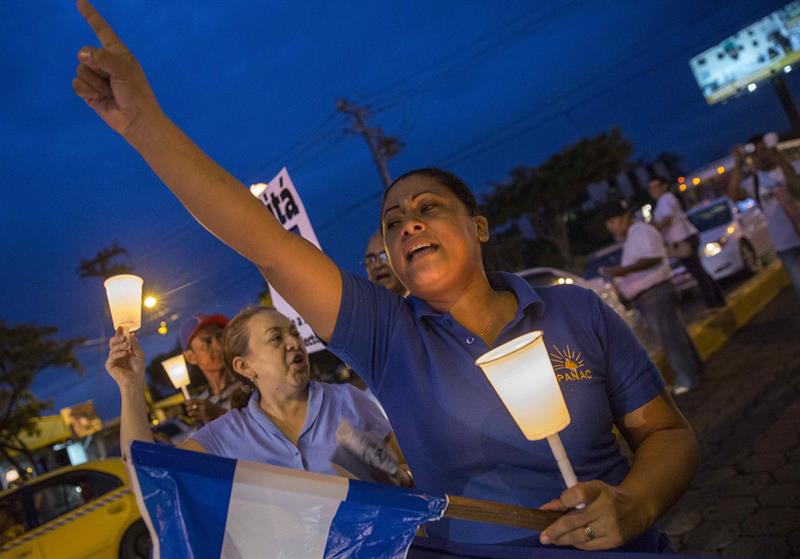 Mujeres participan en Managua en una protesta por elecciones libres. EFE/Jorge Torres.