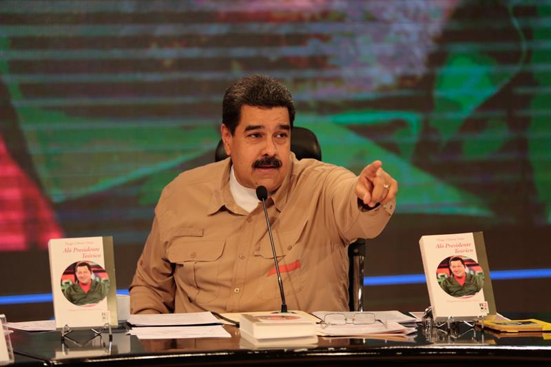 El presidente de Venezuela, Nicolás Maduro, dice que no va a soportar más "conspiraciones" ni "agresiones" por parte del secretario general de la Organización de Estados Americanos (OEA), Luis Almagro, y aseguró que dará una respuesta "contundente" a él y a "sus socios mafiosos". EFE/PALACIO DE MIRAFLORES