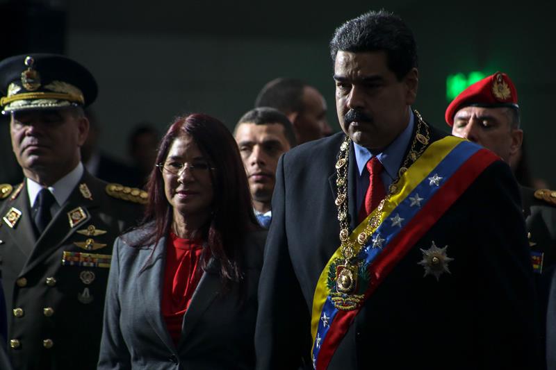  El presidente venezolano, Nicolás Maduro (c), y su esposa, Cilia Flores (i), participan en una ceremonia con motivo del Día Internacional de la Mujer. EFE