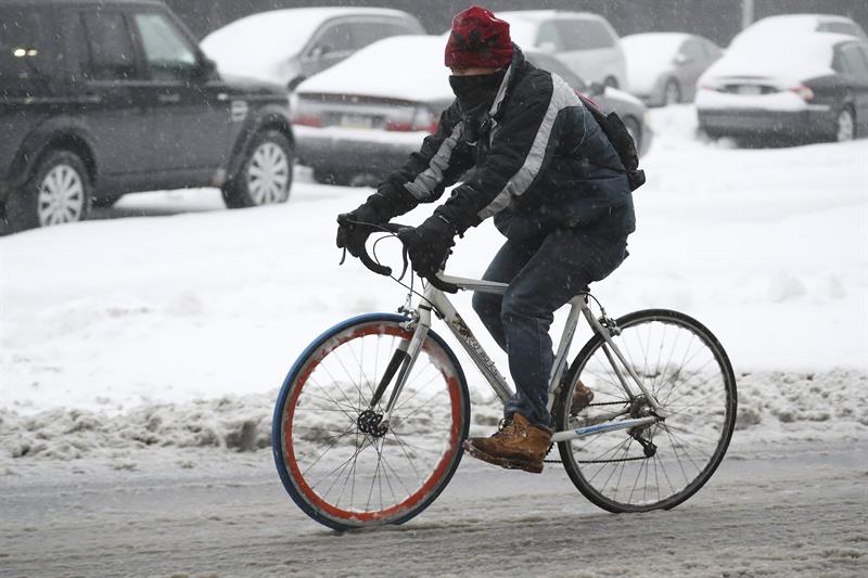 La ciudad de Nueva York y sus alrededores se enfrentan en las próximas horas a "Stella", una gran tormenta invernal que recorrerá el noreste de EE.UU. y que, según las previsiones meteorológicas, dejará hasta 60 centímetros de nieve. EFE/Andrew Gombert