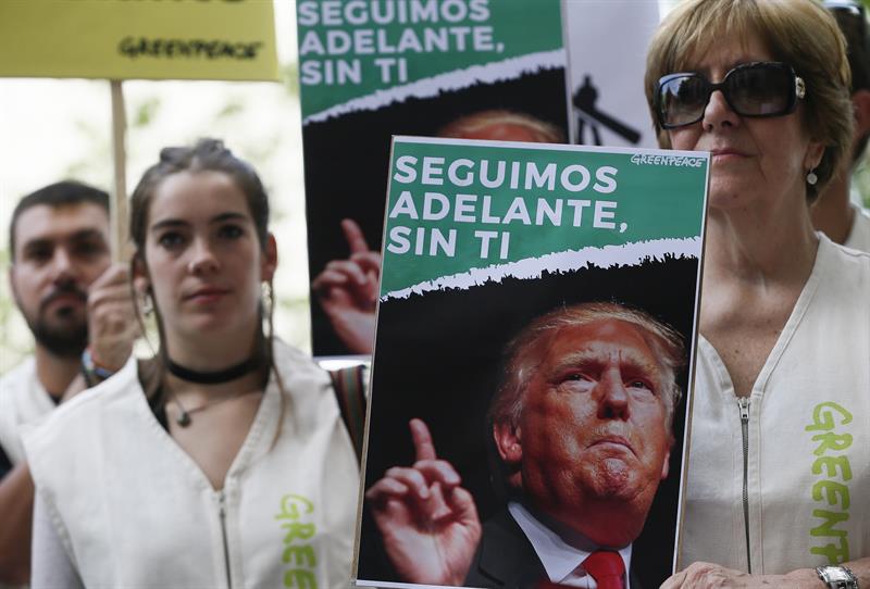 Concentración GreenPeace contra Trump