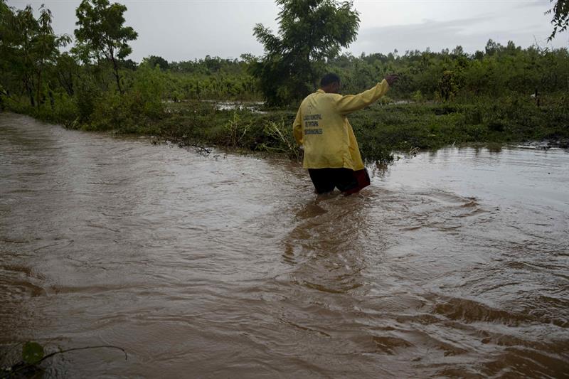 Un hombre cruza una zona inundada en el municipio de Tipitapa, Managua. 40 familias fueron evacuadas. EFE/Jorge Torres