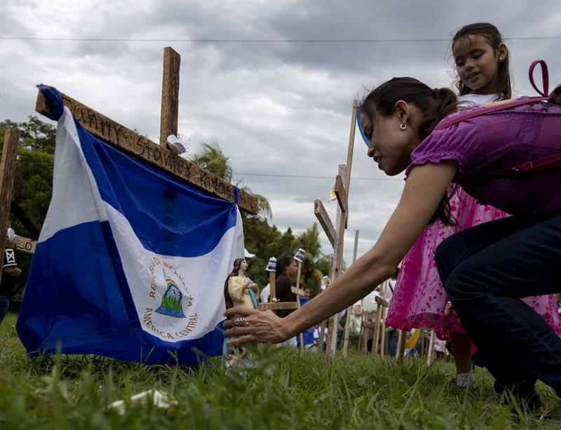 Las cruces fueron ubicadas al rededor del monumento de la cruz, ubicado dentro de la Catedral. Foto | Jorge Torres.