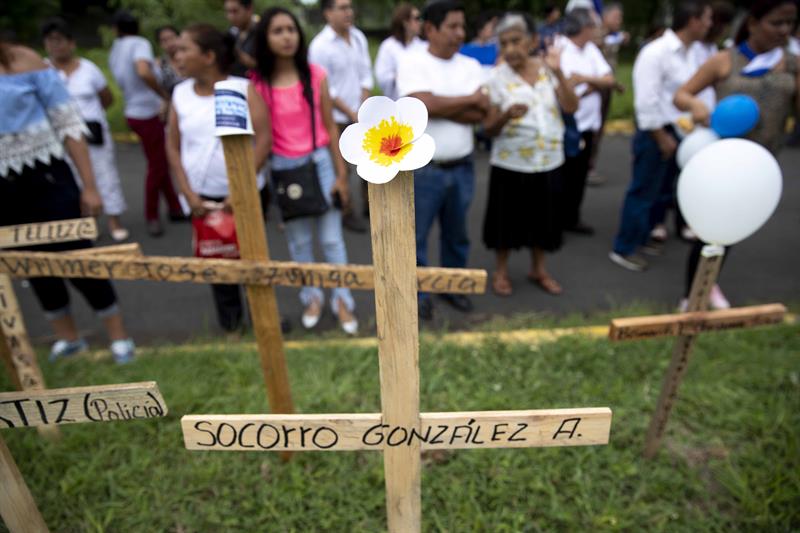 Cruces de madera con el nombre de las víctimas se ven en un homenaje a las personas que perdieron las vida en las manifestaciones. Foto | Jorge Torres.