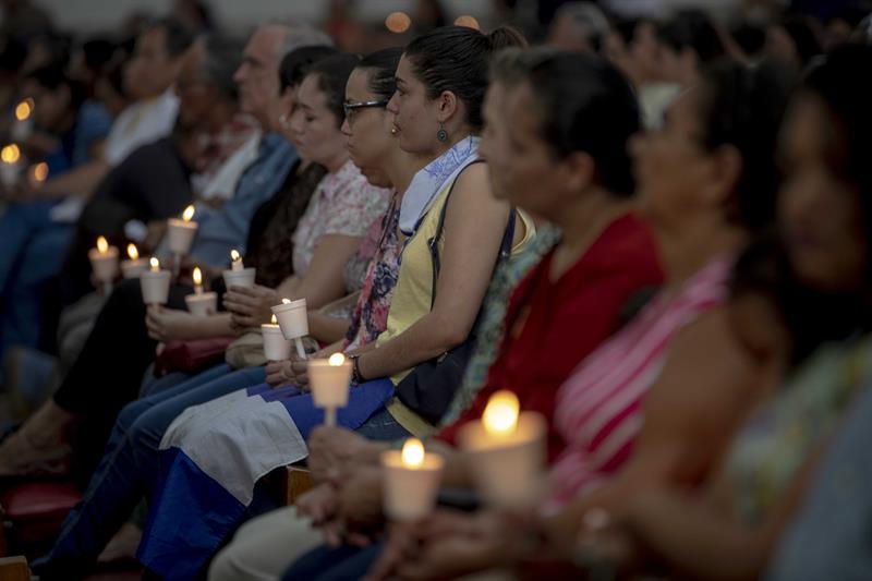 Ciudadanos se congregaron en la Catedral de Managua para respaldar a los obispos y demandar la liberación de los presos políticos. Foto | Jorge Torres