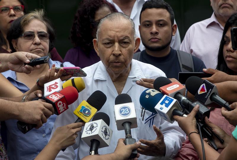 El académico y antiguo embajador en Estados Unidos Carlos Tünnermann (c), participa de una rueda de prensa este martes durante una reunión con los testigos de negociación para informar que faltan presos políticos por liberar, en Managua. Foto: Carlos Herrera.