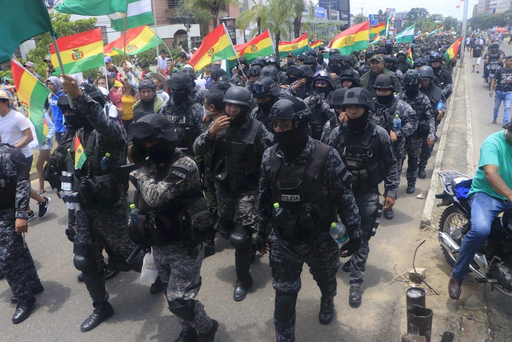 Policías y militares en protesta de Bolivia