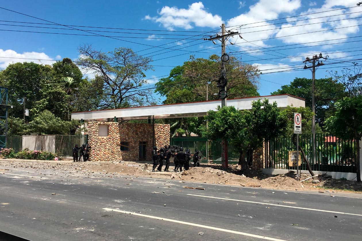 Entrada principal de la UNA, en abril de 2018, cuando los universitarios decidieron atrincherarse en su recinto como forma de protesta. Carlos Herrera | Confidencial