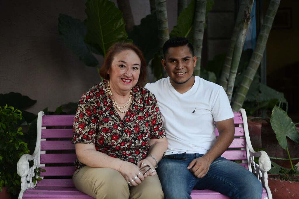 La investigadora y feminista Ana María Pizarro, junto a Pedro, su hijo adoptivo. Foto: Carlos Herrera | Confidencial 