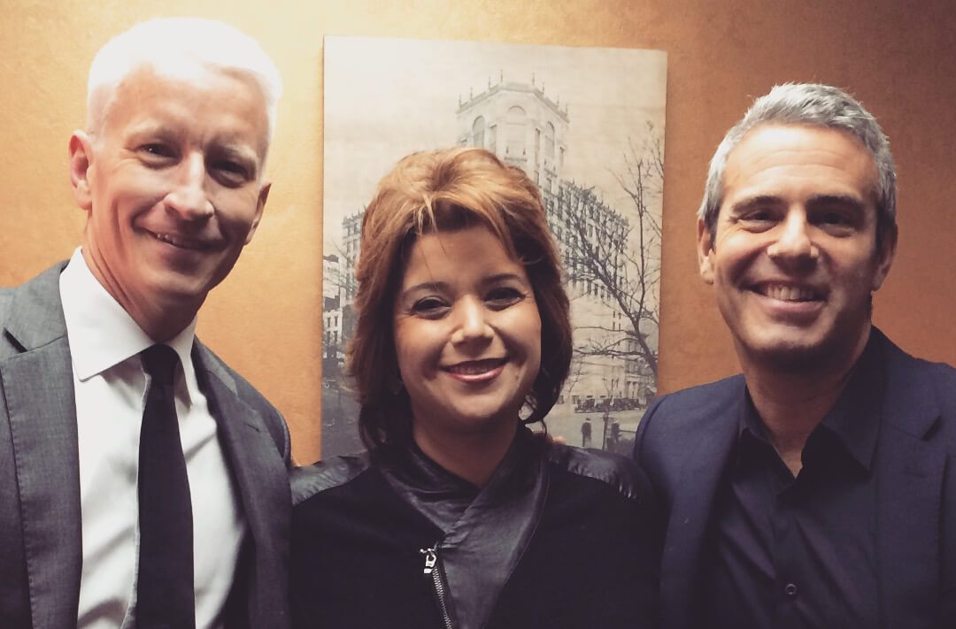 Ana Navarro poses along with the journalist Anderson Cooper y the radio host Andy Cohen. Photo: Courtesy.