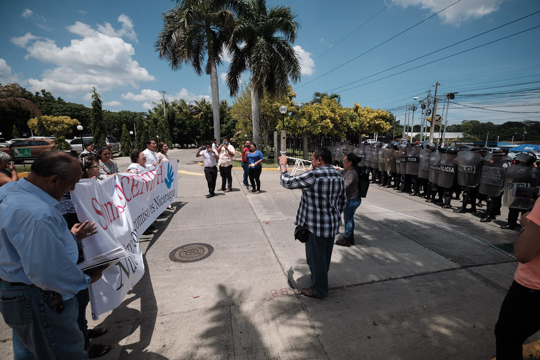 La Policía Nacional asedió el hotel donde se realizó la presentación del informe del Cenidh. Foto: Carlos Herrera.