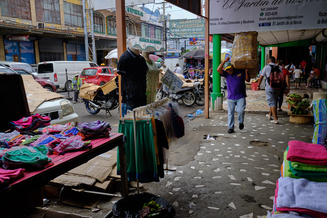 En el caso de los mercados y pequeños comercio, la actividad tambien se redujo notoriamente, aunque mantuvieron abiertas sus operaciones.. Foto Carlos Herrera.