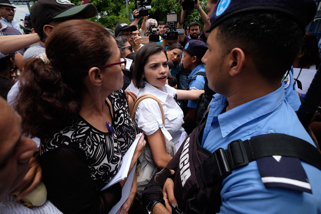 La Policía Nacional se plantó en la entrada de la Corte Suprema de Justicia y evitó por unos minutos que las madres de Abril ingresaran a esta institución del Estado. Foto: Carlos Herrera.