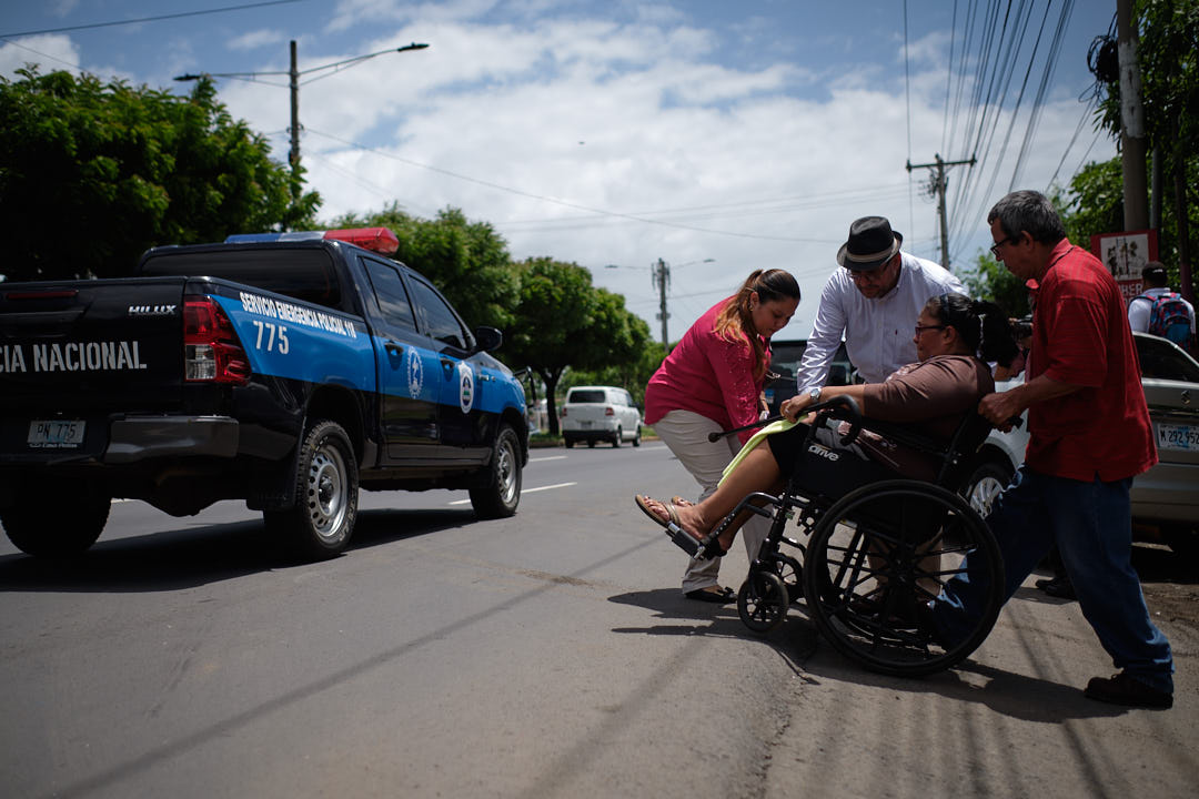 Alejandra Rivera, madre de Daniel Rivera, asesinado el 30 de mayo, fue vigilada por una patrulla policial hasta que abandonó en un vehículo la zona de la CSJ. Foto: Carlos Herrera.