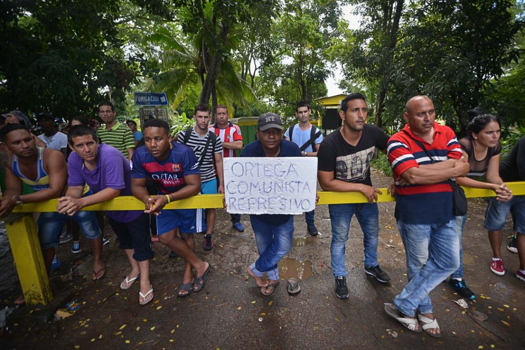 Un grupo de migrantes cubanos protesta contra Daniel Ortega después de que se les impidiera su ingreso a Nicaragua. Carlos Herrera | Confidencial.