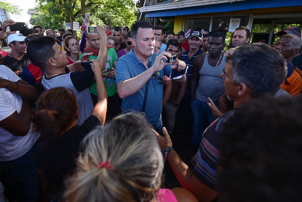 El periodista de Univisión, Mario Vallejos, graba con una GoPro después que autoridades nicas le quitaran su equipo profesional. Carlos Herrera/confidencial