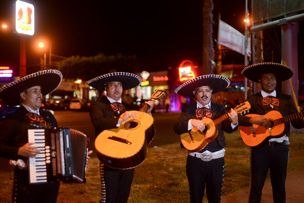 La rotonda de Bello Horizonte es el punto en común de varios grupos de Mariachis. Algunos cantan en los locales que están a los alrededores. Otros lo hacen en los barrios de Managua de día, noche o madrugada. Carlos Herrera/Confidencial