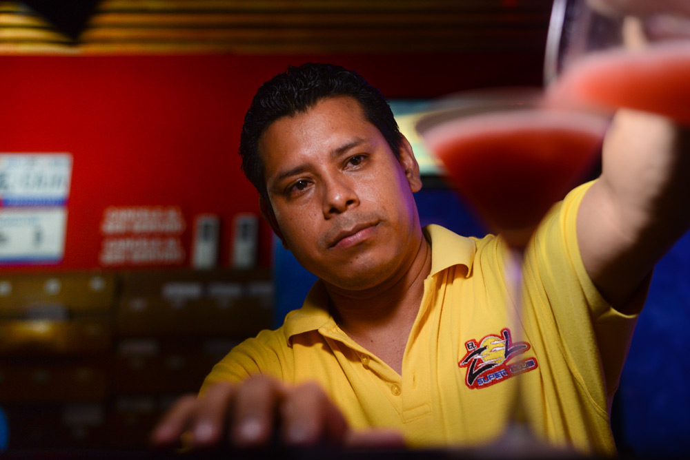 Daniel Mercado es el bartender de la discoteca El Zol. Es quien se encarga de mezclar licores para obtener resultados en forma de Margaritas, Martini o Daikiri. Carlos Herrera/Confidencial.