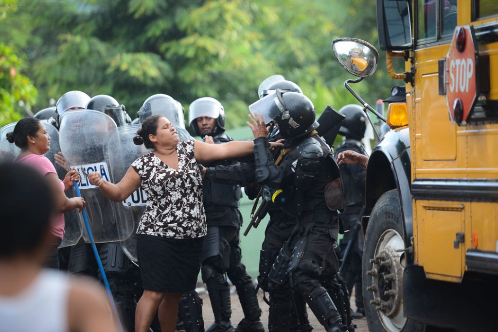 Mujeres se enfrentan a oficiales anti motines en Mina El Limón. Carlos Herrera | Confidencial