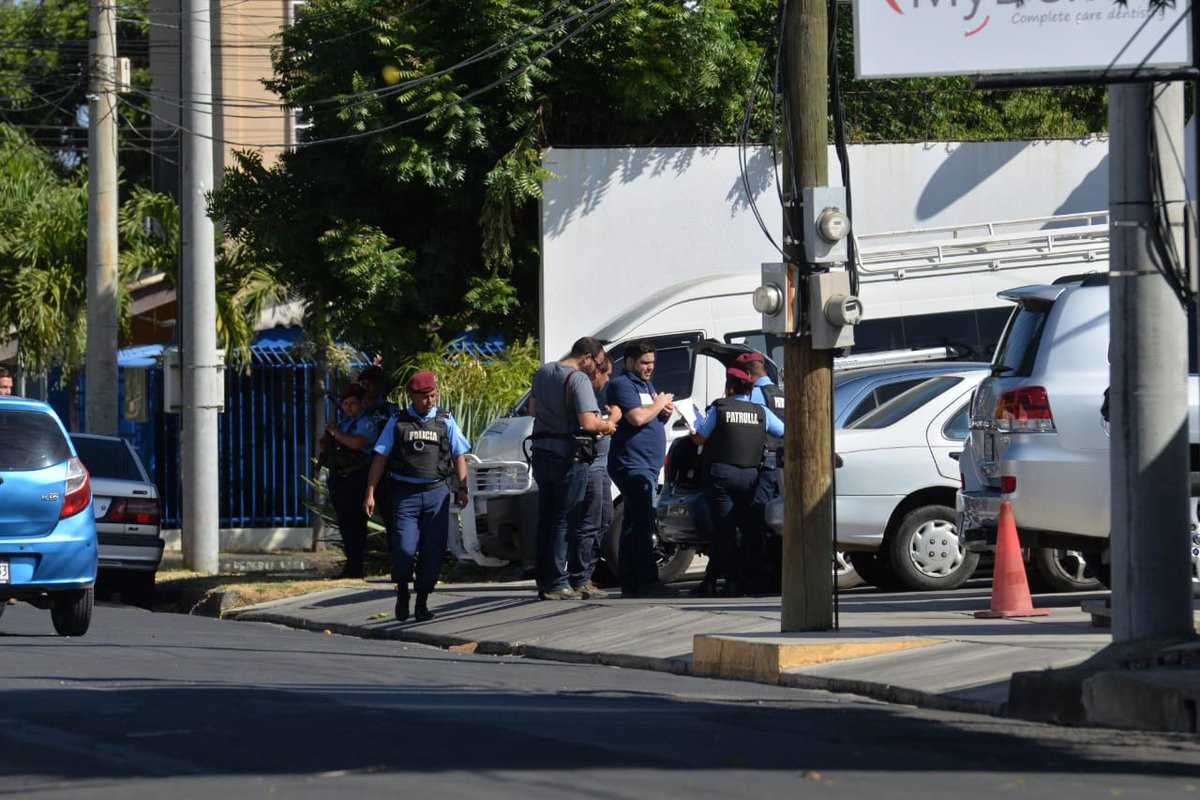 Periodistas son requisados por la agentes de la Policía Nacional. El Canal 12 está sitiado por agentes policiales. Foto: Yader Flores, La Prensa.