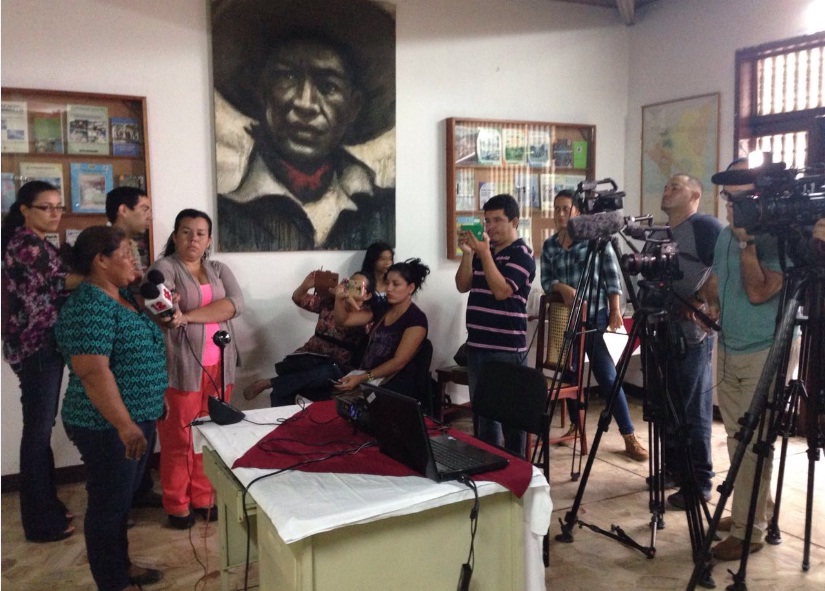A la conferencia que los ambientalistas dieron vía Skype asistió la líder anticanal, Francisca Ramírez. Cortesía