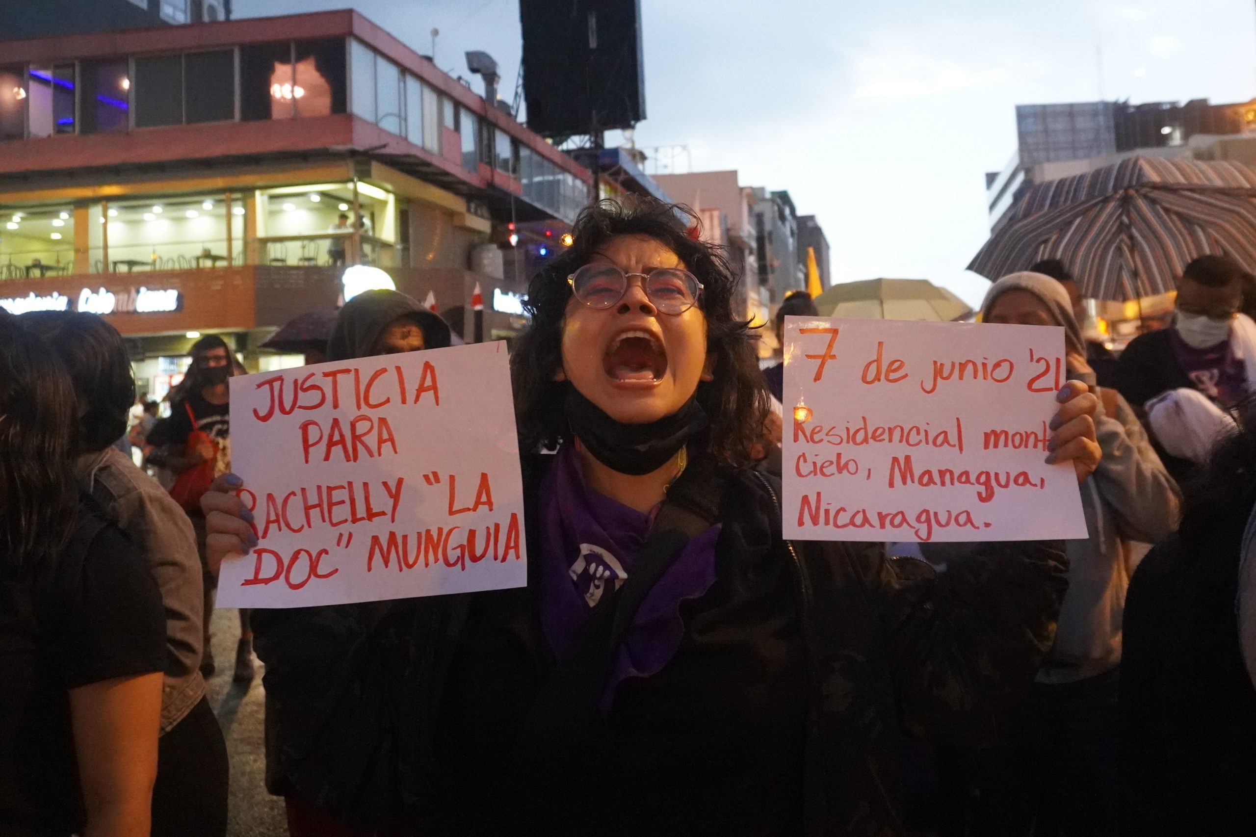 Desde la marcha del #25N en San José, Costa Rica denuncian el femicidio de Rachelly Munguía. La "doc" que se atrincheró en la UNAN-Managua en 2018 y fue asesinada el siete de junio. Foto: Katherine Estrada.