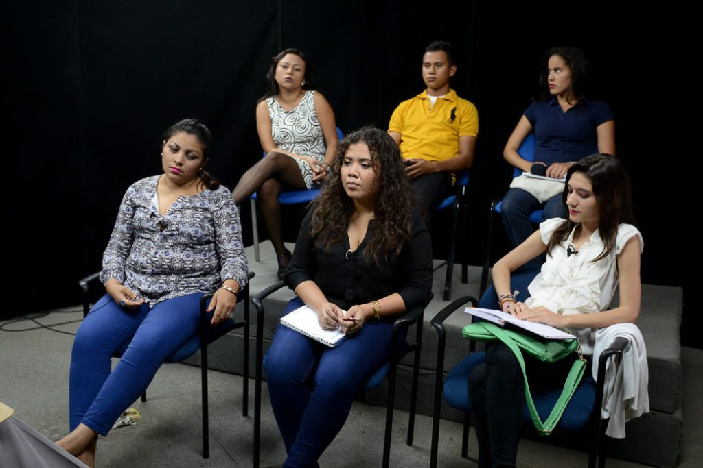 El grupo de seis jóvenes universitarios y profesionales entrevistados por Carlos F. Chamorro. Carlos Herrera/Confidencial