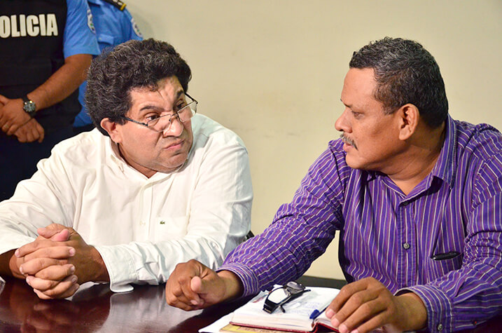 El médico David Páramo (izquierda) junto a su abogado defensor. Confidencial/Xochilt Martínez