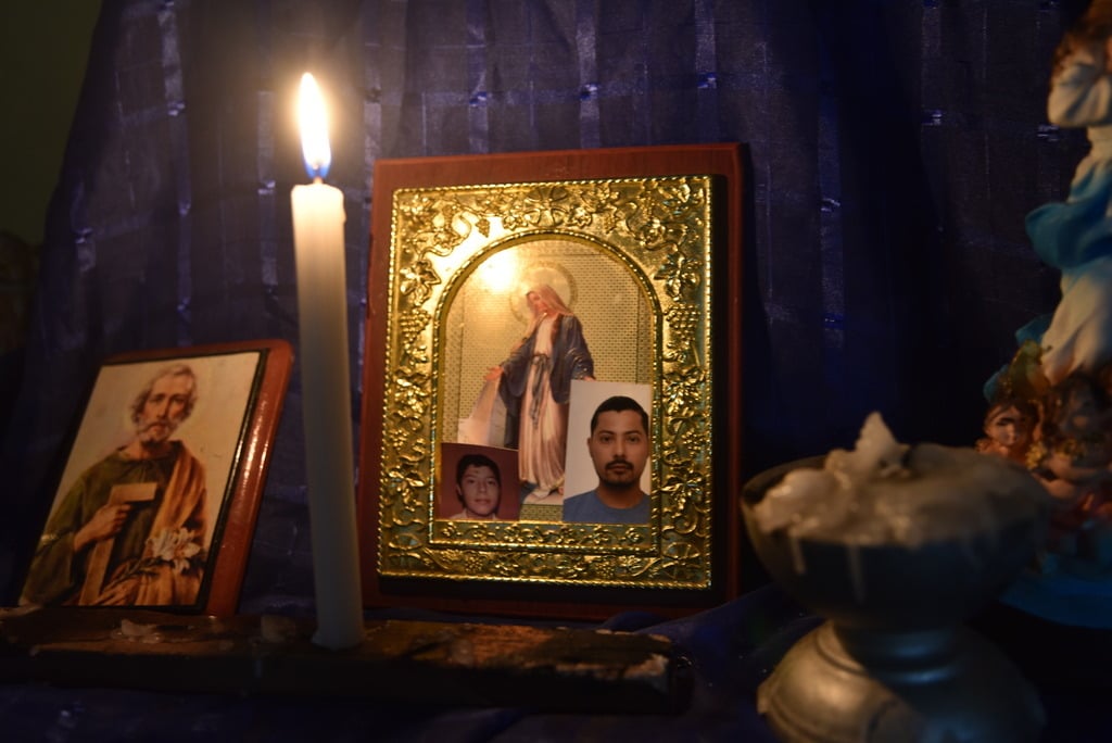 Las fotografías de Jimmy y Yader Parajón se encuentran en un pequeño altar que armó su padre.