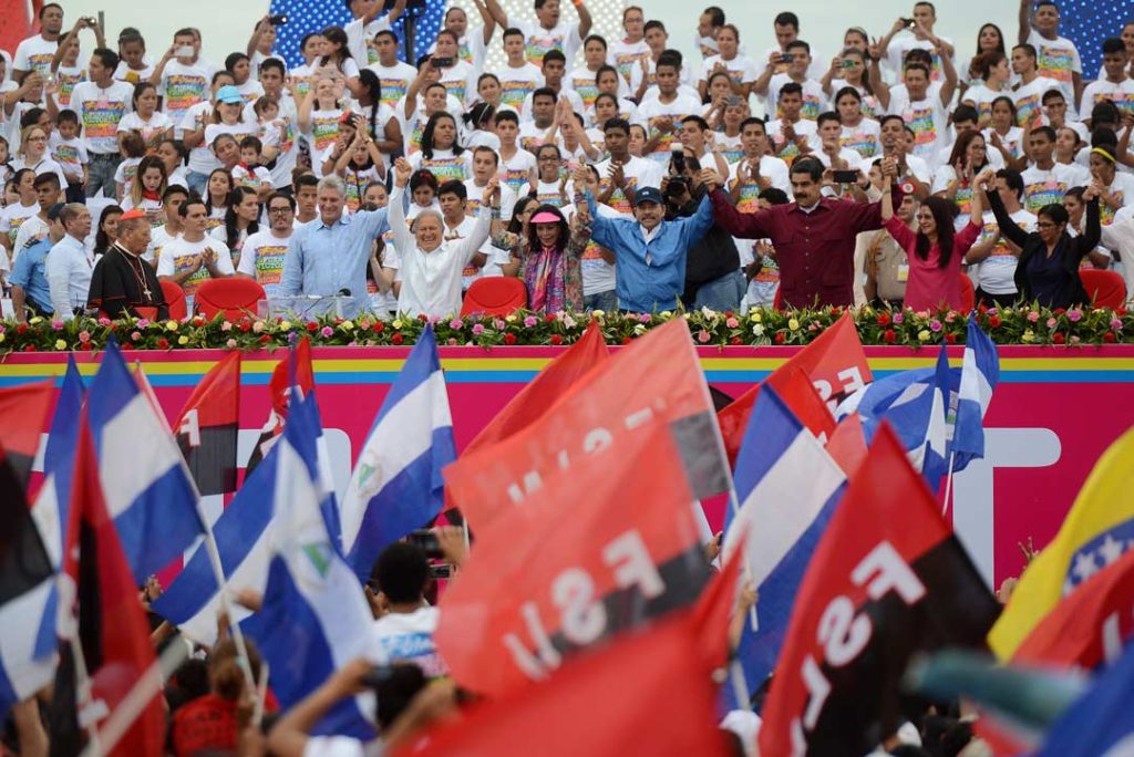 La tarima principal de la celebración del 19 de Julio estuvo presidida por el Cardenal Obando y Bravo; Miguel Díaz Canel, vicepresidente de Cuba; Salvador Sánchez Cerén, presidente de El Salvador; Nicolás Maduro y su esposa, entre otras personalidades de la izquierda regional. Carlos Herrera/Confidencial