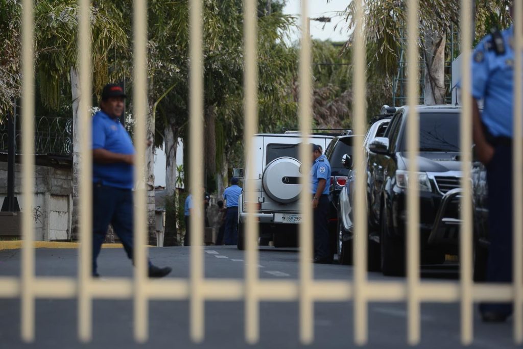 A la prensa independiente le fue prohibida la entrada al CSE. El comandante y la primera dama llegaron en sus Mercedez. Carlos Herrera/Confidencial
