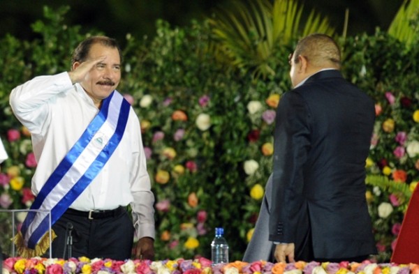 Hugo Chávez saluda a Daniel Ortega durante la toma de posesión del mandatario sandinista en Managua. Archivo/Confidencial