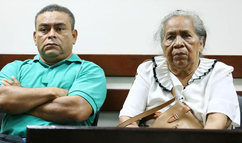 Benigna Mendiola estuvo presente en el juicio de los cinco ciudadanos acusados por la muerte de su hijo. No acusó directamente a ninguno y solicitó que quien no fuera culpable fuese dejado en libertad. Foto tomada de El19Digital.