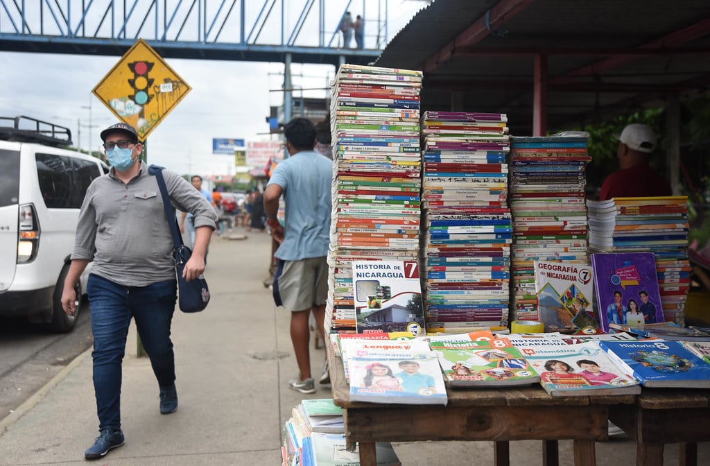 Parte de los libros usados y nuevos que diariamente vende Geovani Fornos, cerca de los semáforos del mercado Roberto Huembes. // Foto: Nayira Valenzuela | Confidencial