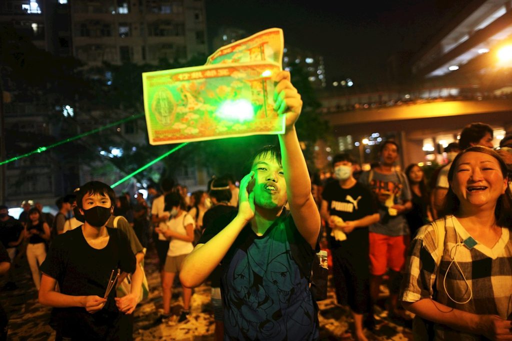 During protests, the demonstrators use lasers to avoid being identified or to stun police officers and thus prevent being repressed. Jerome Favre. Efe / Niu 