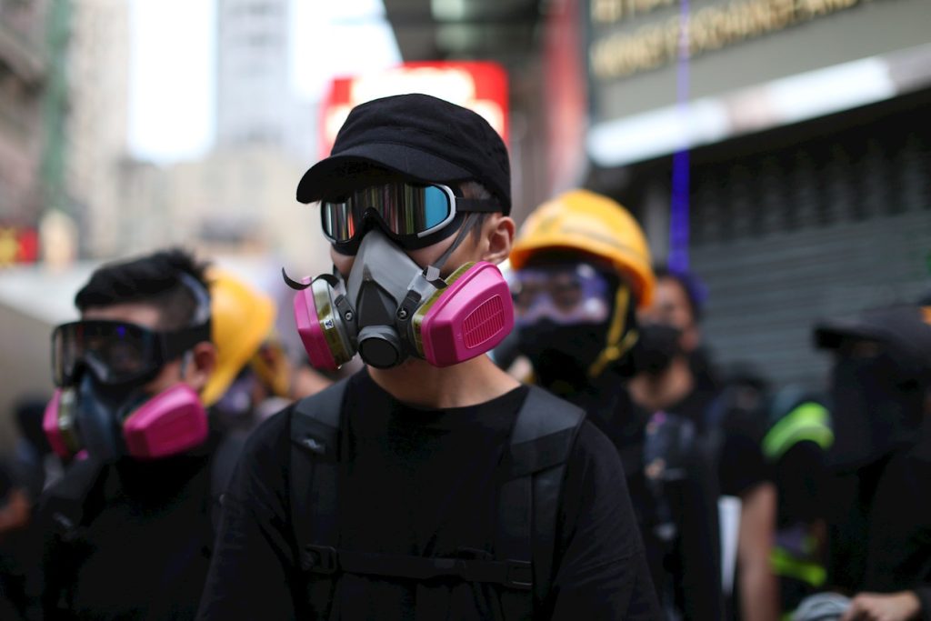 Hong Kong protestors in front of the Hong Kong police station, wearing gas masks. Jerome Favre, Efe / Niu 