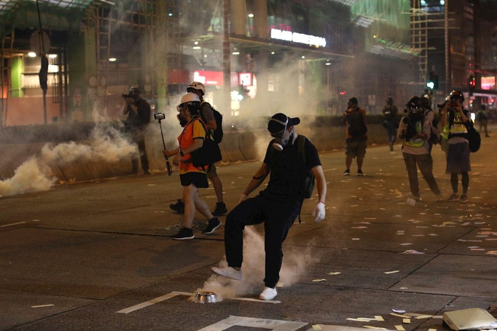 One of the ways to protect from tear gas is to return them to the police. Jerome Favre, Efe / Niu 