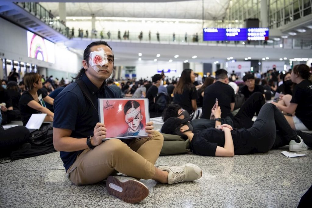 Protestors sat for five days at the Hong Kong airport, until the protests turned violent. Laurel Chor, Efe / Niu 