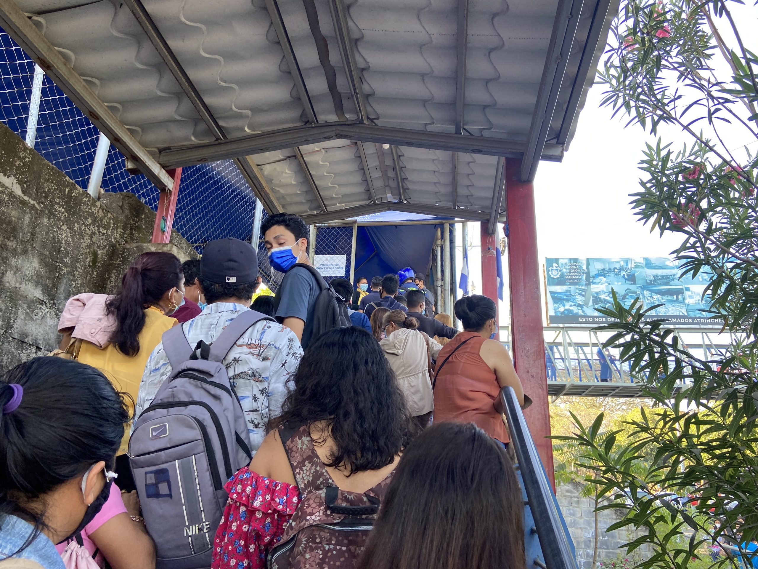 En la entrada principal los estudiantes se aglomeraban para esperar que les tomaran la temperatura y les revisaran sus papeles de admisión // Foto: Nayira Valenzuela | Confidencial